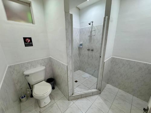 a bathroom with a shower and a toilet at OUR HOME SAN ANTONIO in Cali