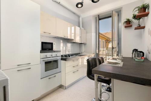 A stone's throw from Milano Centrale - balcony - AC