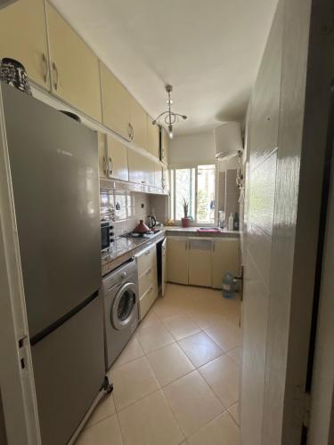 a kitchen with a washer and a washing machine at إقامة الزهراء1مدينة سلا in Sale