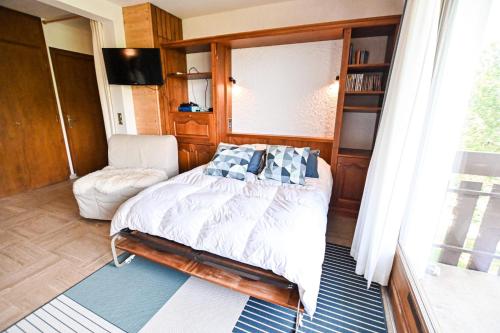 une petite chambre avec un lit et une fenêtre dans l'établissement Charmant 50m avec BALCON à Megève !, à Megève
