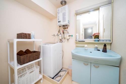 a small bathroom with a sink and a mirror at ダイナスティパレス58 in Sapporo