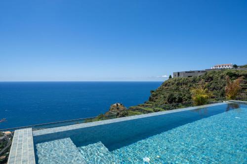 Πισίνα στο ή κοντά στο Calheta Hills III Modern Retreat with Sea View
