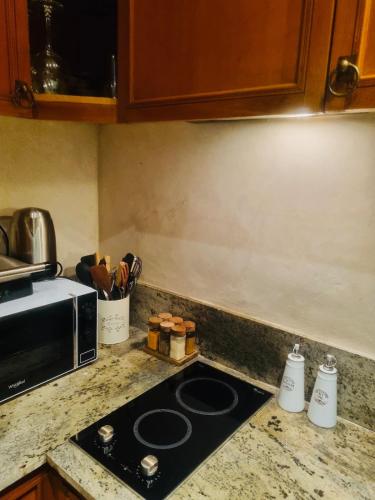 a kitchen counter with a stove and a microwave at Palmeraie village , lieu exceptionnel avec jardin et piscine in Marrakech