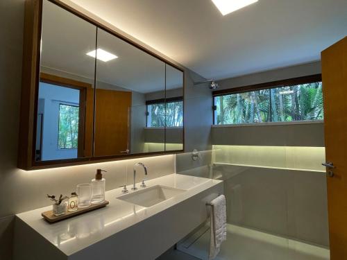 Ένα μπάνιο στο Refúgio com vista mar e verde