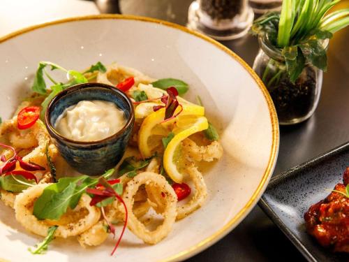 Makanan di atau berdekatan hotel