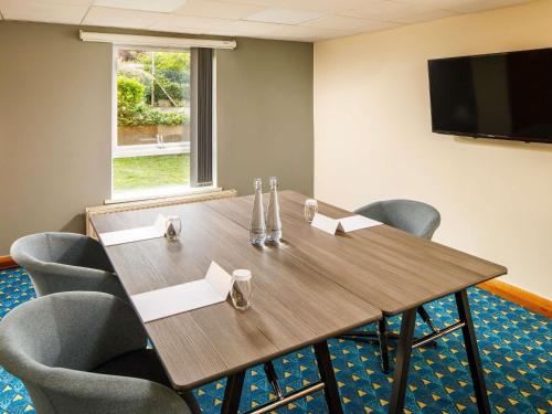 Televisyen dan/atau pusat hiburan di Mercure Cardiff North Hotel