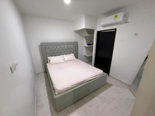 a small bedroom with a bed in a room at Apartamento Montecristo in Barranquilla
