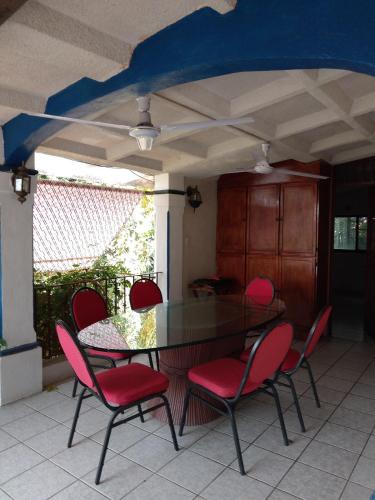 a table and chairs on a patio with a blue ceiling at La Super Casa en Palmira in Cuernavaca