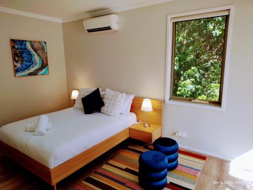 Ένα ή περισσότερα κρεβάτια σε δωμάτιο στο Romantic lakehouse at Glen Waverley