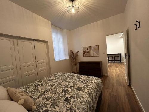 En eller flere senge i et værelse på Cozy room apartment Nîmes Centre Coupole Arènes