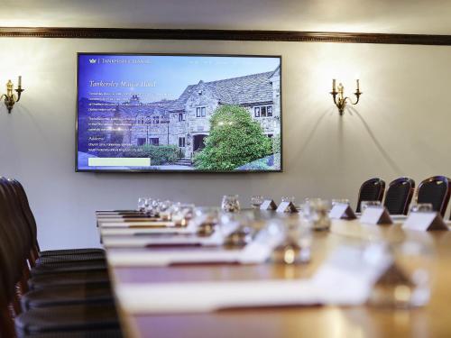 Μια τηλεόραση ή/και κέντρο ψυχαγωγίας στο Mercure Barnsley Tankersley Manor Hotel