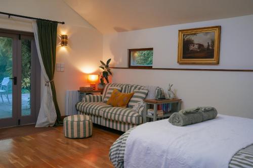 Una cama o camas en una habitación de Wisteria Lodge - Stylish Countryside Lodge on 25-Acre Estate