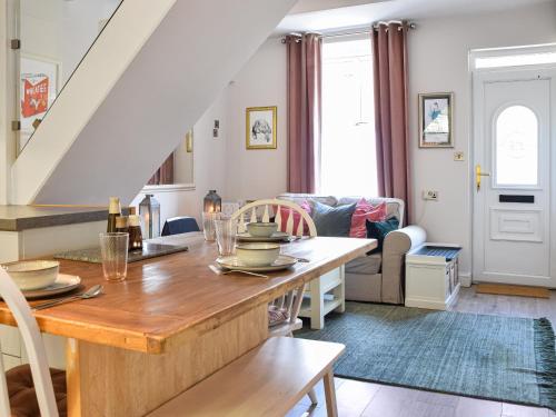 eine Küche und ein Wohnzimmer mit Tisch und Stühlen in der Unterkunft Hillside Cottage in Glossop