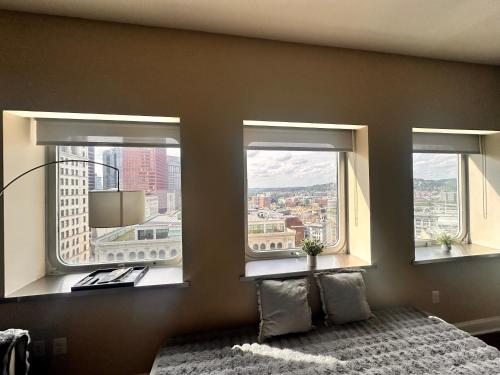 Postel nebo postele na pokoji v ubytování Luxury Skyline Retreat Pittsburgh