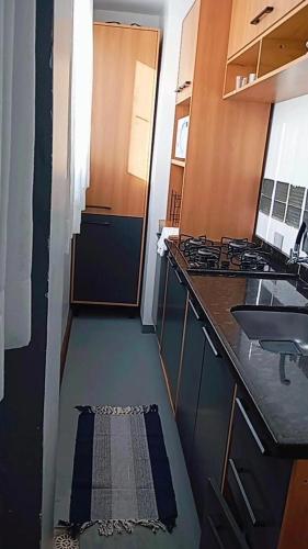 Dapur atau dapur kecil di Apartment one block from the sea downtown