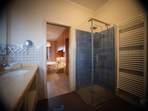 Un baño con ducha de cristal y lavabo. en Historic family house, en Montefiascone