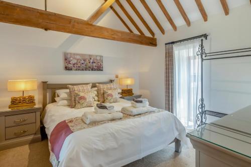 Postel nebo postele na pokoji v ubytování Nichols Barn