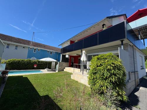 a house with a yard and a swimming pool at Gästehaus Sommertal, eigener Parkplatz, 800m zum Bodensee, 300m zur Altstadt in Meersburg