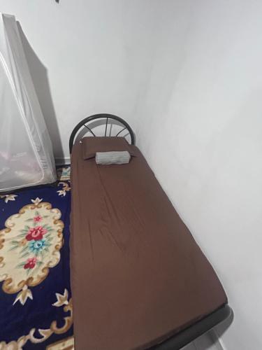 Ένα ή περισσότερα κρεβάτια σε δωμάτιο στο Rina's Homestay
