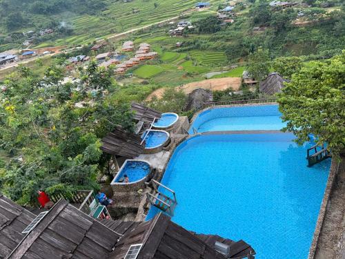an overhead view of a swimming pool at a resort at Homestay duy mạnh gần suối nước khoáng nóng trạm tấu in Cham Ta Lao