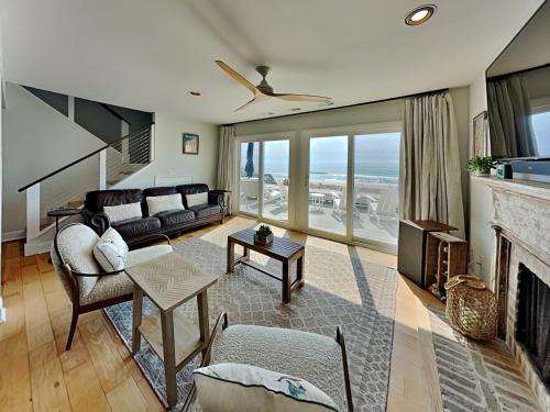 un soggiorno con divano e camino di Riptide a Sloop Point