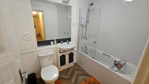 Ένα μπάνιο στο Charlotte Apartment