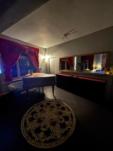 Un baño grande con lavabo y espejo. en Masquerade Suite, en Brujas