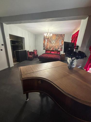 una sala de estar con una mesa y un sofá en Masquerade Suite, en Brujas