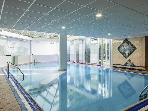 a large swimming pool in a building at Mercure St Helens in Saint Helens