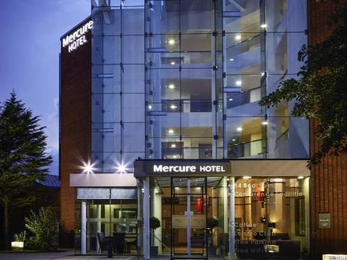 a nighttime view of a healthcare hospital building at Mercure St Helens in Saint Helens