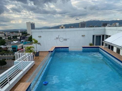 une grande piscine sur le toit d'un immeuble dans l'établissement Nesty Place, à Kingston