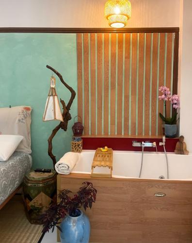 Midorigami Jacuzzi suite Spanish Steps apt photo 4