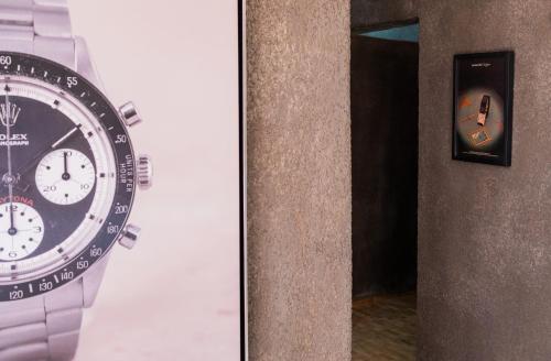 a watch is hanging on a wall next to a door at CASA MISASHA nature, calme, bio et vos repas préparés par notre cuisinière in Essaouira