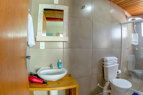 un baño con lavabo e inodoro en Java Bangalôs, en Imbituba