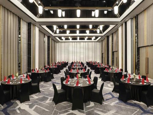 a large banquet hall with tables and chairs at Novotel Suites Yogyakarta Malioboro in Yogyakarta