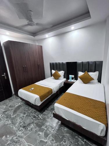 a hotel room with two beds in a room at Hotel the haveliya-1 mint from new delhi railway station & connaught place in New Delhi