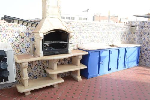 メクネスにあるMeknès 3 Spacious Penthouseの屋外キッチン(コンロ付)が備わるパティオ