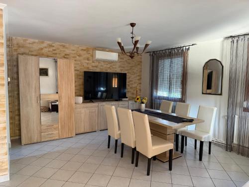 Kuchyň nebo kuchyňský kout v ubytování Hegyalja Apartmanház