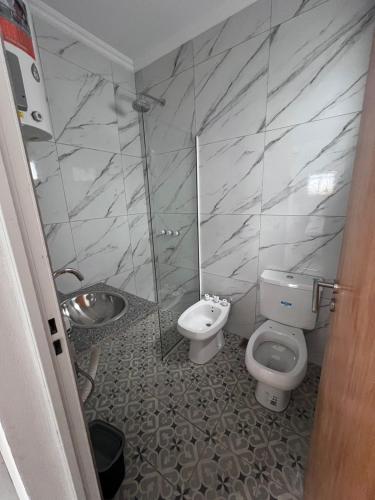 a bathroom with a toilet and a sink at Alojamiento Madariaga 224 in Goya