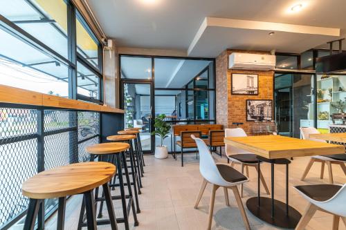 Restoran atau tempat lain untuk makan di Phuket Five For tune Holiday Hotel