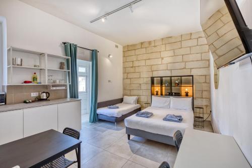 Ένα ή περισσότερα κρεβάτια σε δωμάτιο στο Guesthouse near waterfront with shared sun terrace and jacuzzi, GOBLU