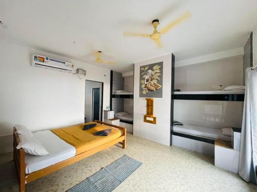 Katil atau katil-katil dalam bilik di The La Mer Beach Resort Gokarna