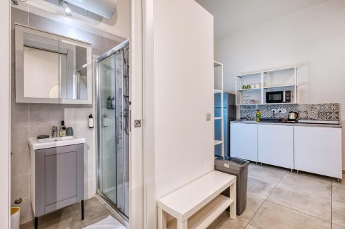 Η κουζίνα ή μικρή κουζίνα στο Guesthouse near waterfront with shared sun terrace and jacuzzi, GOBLU