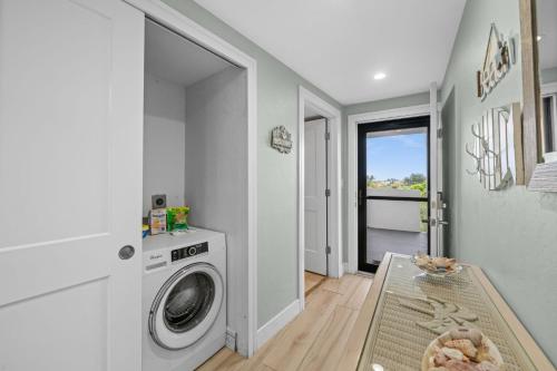Gambar di galeri bagi Casa Sol - Waterfront Apt, Sunrise Views, Heated Pool, Spa di Marco Island