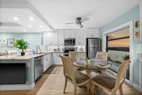 Dapur atau dapur kecil di Casa Sol - Waterfront Apt, Sunrise Views, Heated Pool, Spa