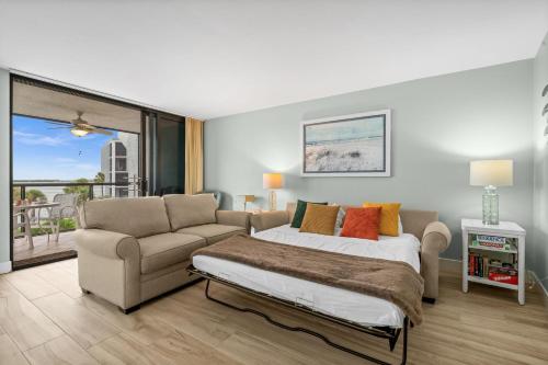 Ruang duduk di Casa Sol - Waterfront Apt, Sunrise Views, Heated Pool, Spa