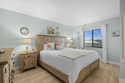 Katil atau katil-katil dalam bilik di Casa Sol - Waterfront Apt, Sunrise Views, Heated Pool, Spa