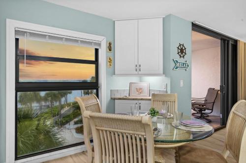 Ruang duduk di Casa Sol - Waterfront Apt, Sunrise Views, Heated Pool, Spa