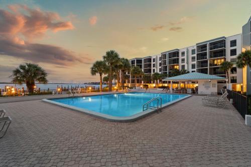 Kolam renang di atau dekat dengan Casa Sol - Waterfront Apt, Sunrise Views, Heated Pool, Spa