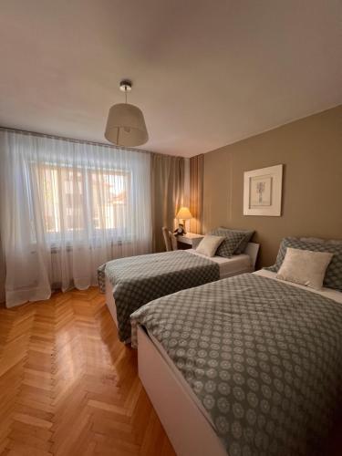 Garden Lane Quiet Townhouse with Private Garden & Parking